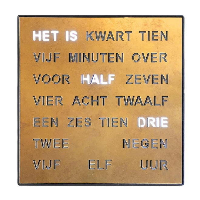 Wonderlijke goud gekleurde klok van Nederlandse bodem die met tekst elke 5 minuten de tijd aangeeft. Om aan de muur te hangen of neer te zetten.