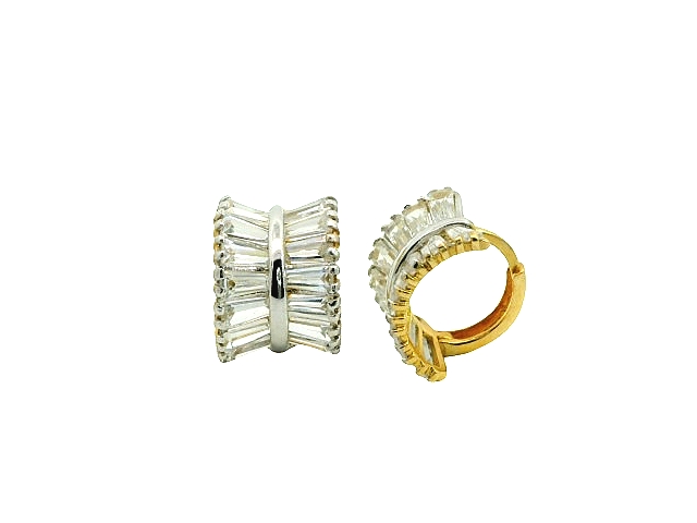 Deze prachtige bicolor gouden oorringen zijn gemaakt van 14 karaat (6.29 gr) goud en ingezet met fonkelende zirkonia steentjes in een fantasie design. De oorringen zijn perfect voor dagelijks gebruik of voor een speciale gelegenheid. Draag ze alleen voor een subtiele uitstraling of combineer ze met andere oorbellen voor een trendy look. Een veelzijdige toevoeging aan je sieradencollectie!