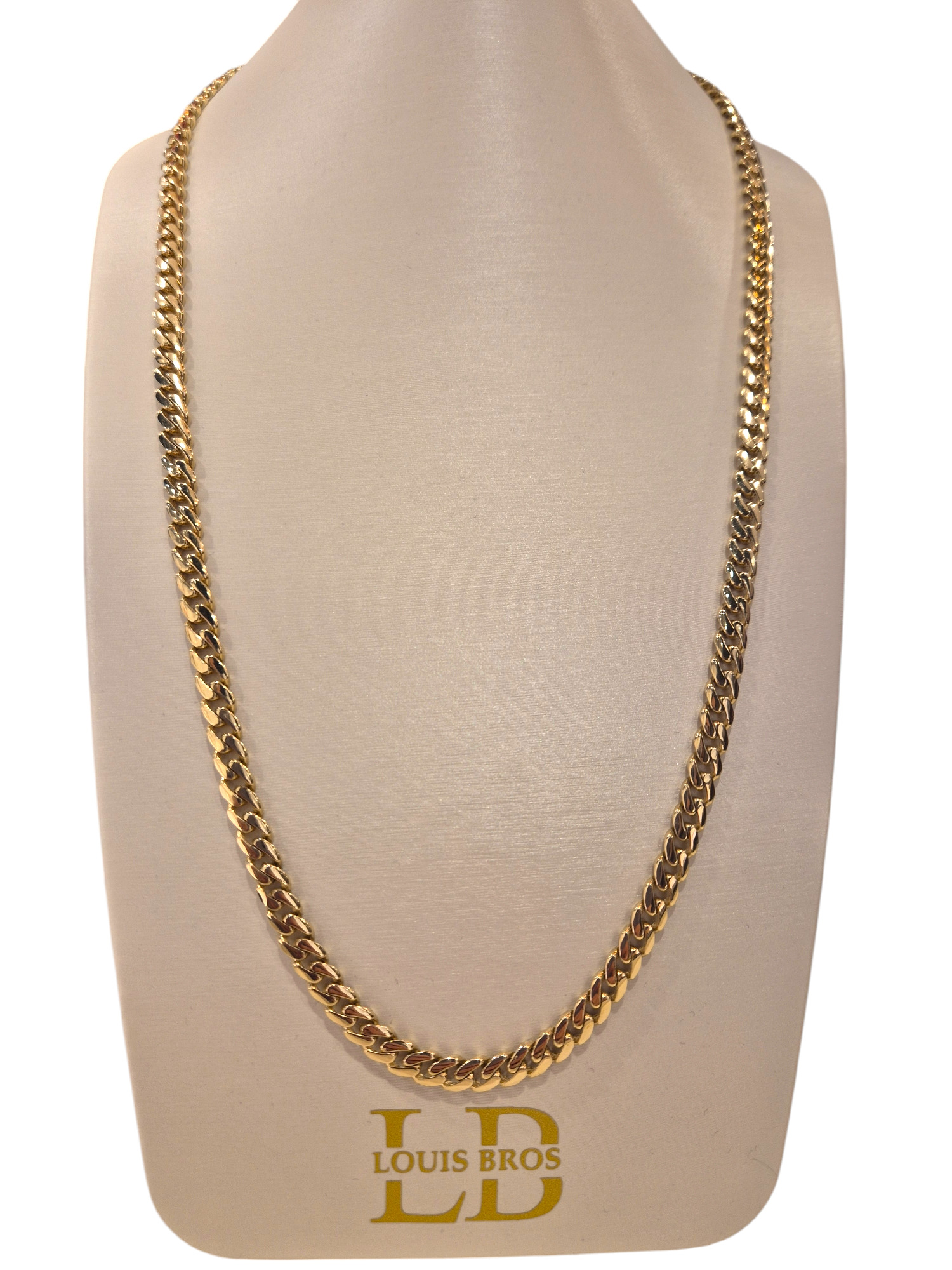 Dit geelgouden collier van 14 karaat is een tijdloos stuk voor heren. De gourmet schakels geven een stoere touch aan de klassieke stijl. Draag dit collier met een wit overhemd voor een chique look, of combineer het met een casual outfit voor een moderne uitstraling. De stevige sluiting zorgt ervoor dat het collier veilig om de nek blijft zitten. Maak je outfit compleet met dit prachtige collier.
Verkrijgbaar vanaf 40 cm!