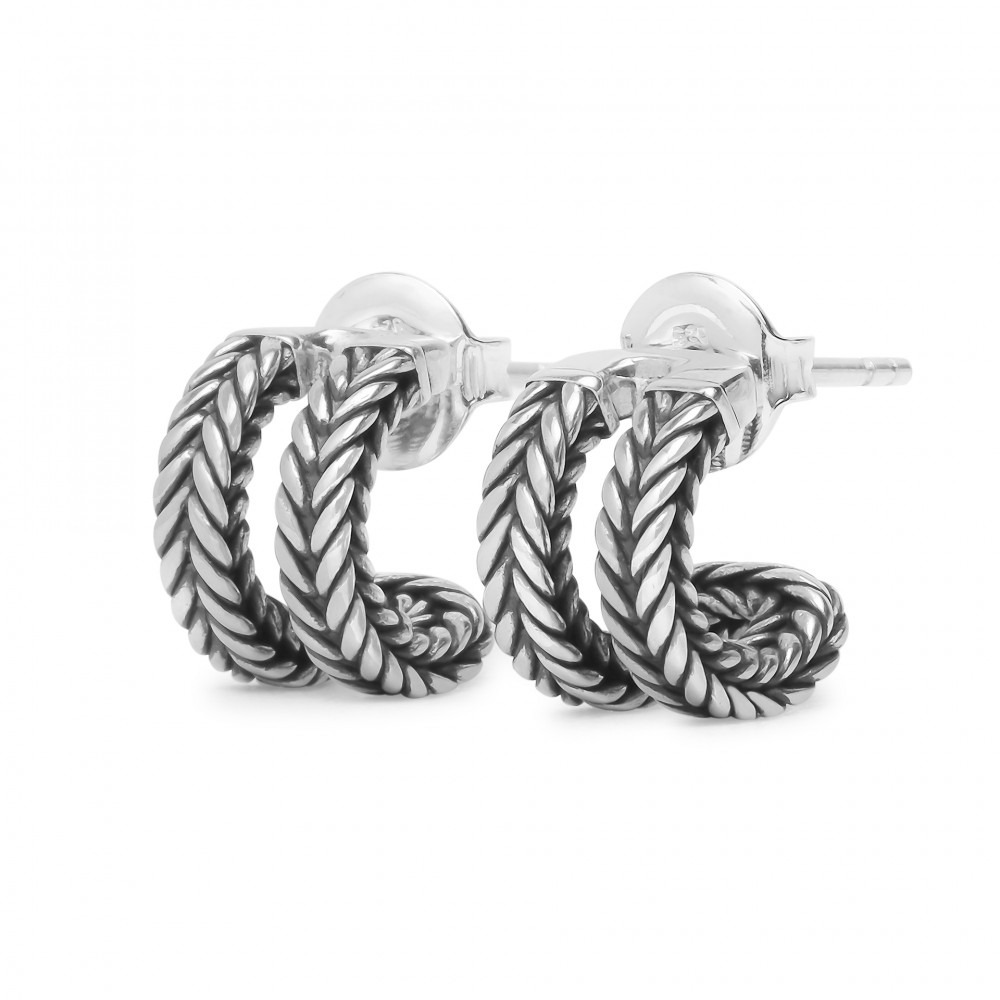 Deze Buddha to Buddha oorstekers zijn gemaakt van hoogwaardig zilver en hebben een minimalistisch One-Bar design. De oorbellen zijn perfect voor dagelijks gebruik en passen bij elke outfit. Draag ze alleen voor een subtiele look of combineer ze met andere oorbellen voor een gedurfde stijl. Deze oorstekers zijn een tijdloze toevoeging aan uw sieradencollectie.