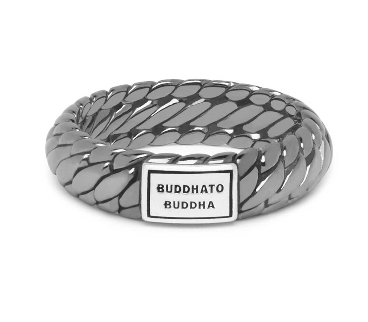 Donkergrijs glimmende smalle Buddha to Buddha ring gemaakt van echt zilver. Deze BUDDHA TO BUDDHA 125BR SS Ben XS ring heeft een gevlochten design. Op de ring zit een zilverkleurig plaatje met het BUDDHA to BUDDHA logo. Stel jouw eigen Buddha Ben combinatie samen met meerdere ringen uit deze serie.

Leverbaar in de maten 16 - 17 - 17.5 - 18 - 19 - 20
Breedte: 5.0 mm
Metaal: Eerste gehalte Zilver (925)