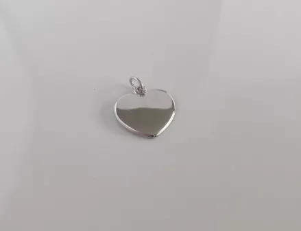 Deze Graveerhanger hart van zilver 925 is een prachtige toevoeging aan elke sieradencollectie. De hanger heeft een klassiek hartvormig ontwerp en kan gepersonaliseerd worden met een gegraveerde boodschap. Draag deze hanger elke dag als een symbolisch sieraad of geef het als een attent cadeau aan een geliefde.