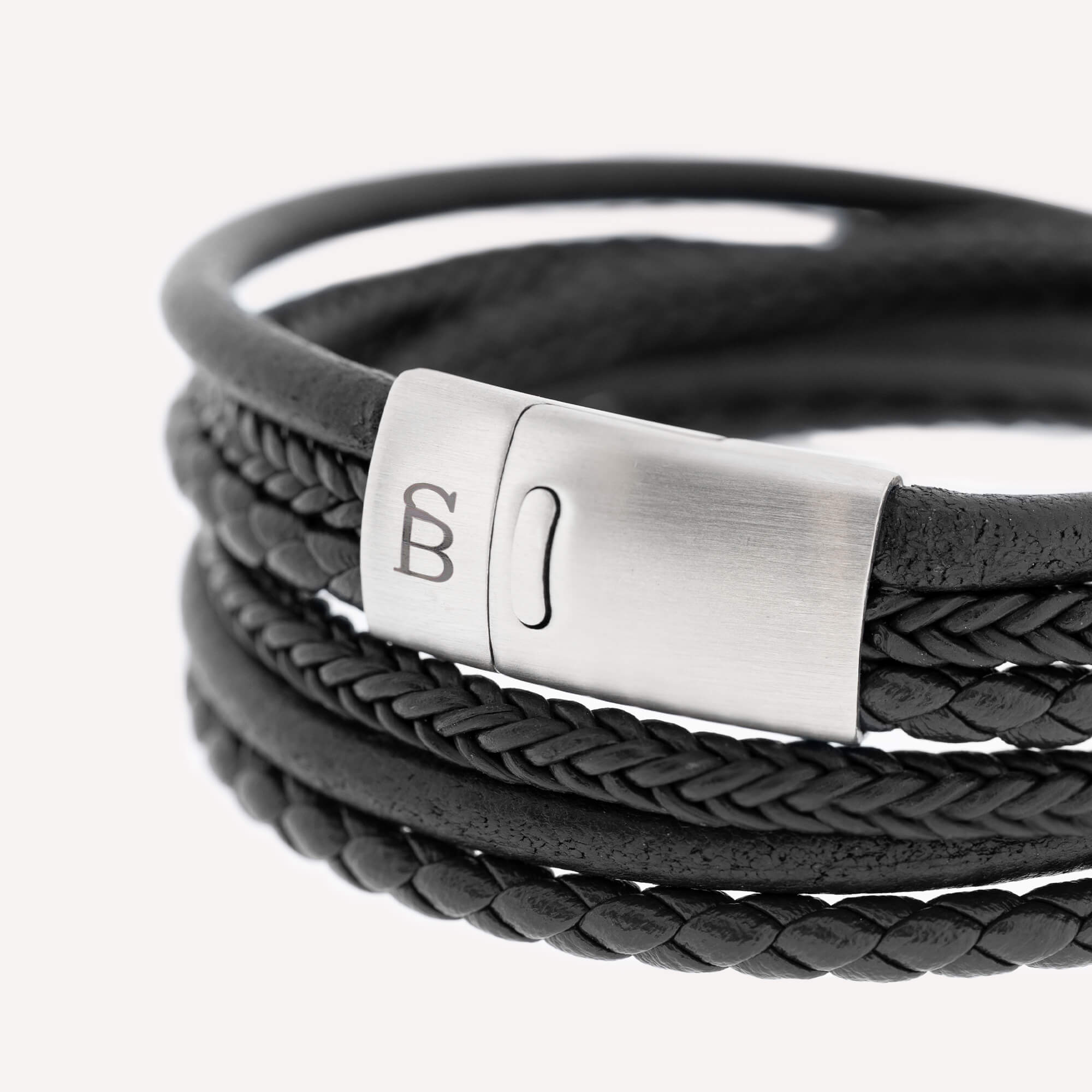 De Steel & Barnet Heren Armband LBB/001/Medium is een stijlvolle zwarte armband gemaakt van echt leer. Hij gaat dubbel rond de small maat is voor een pols van +/- 18,5 cm. Draag het als een statement item voor zowel casual als formele gelegenheden. Perfect te combineren met andere accessoires voor een gelaagde look.