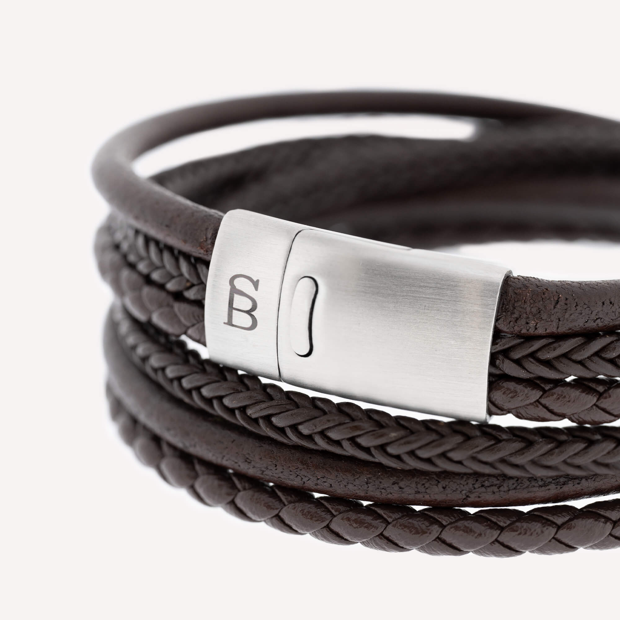 De Steel & Barnet Heren Armband LBB/003/Large is een stijlvolle bruine armband gemaakt van echt leer. Hij gaat dubbel rond de arm en de medium maat is voor een pols van 20,5 cm. Draag het als een statement item voor zowel casual als formele gelegenheden. Perfect te combineren met andere accessoires voor een gelaagde look.