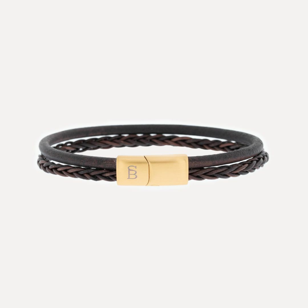 De Steel&Barnett Heren Armband Denby Gold Brown LBD/012 is een stijlvolle bruin lederen armband met goudkleurig stalen slot. Verkrijgbaar in small, medium en large. Draag deze armband solo voor een subtiele look of combineer met andere accessoires voor een trendy, gelaagde stijl.