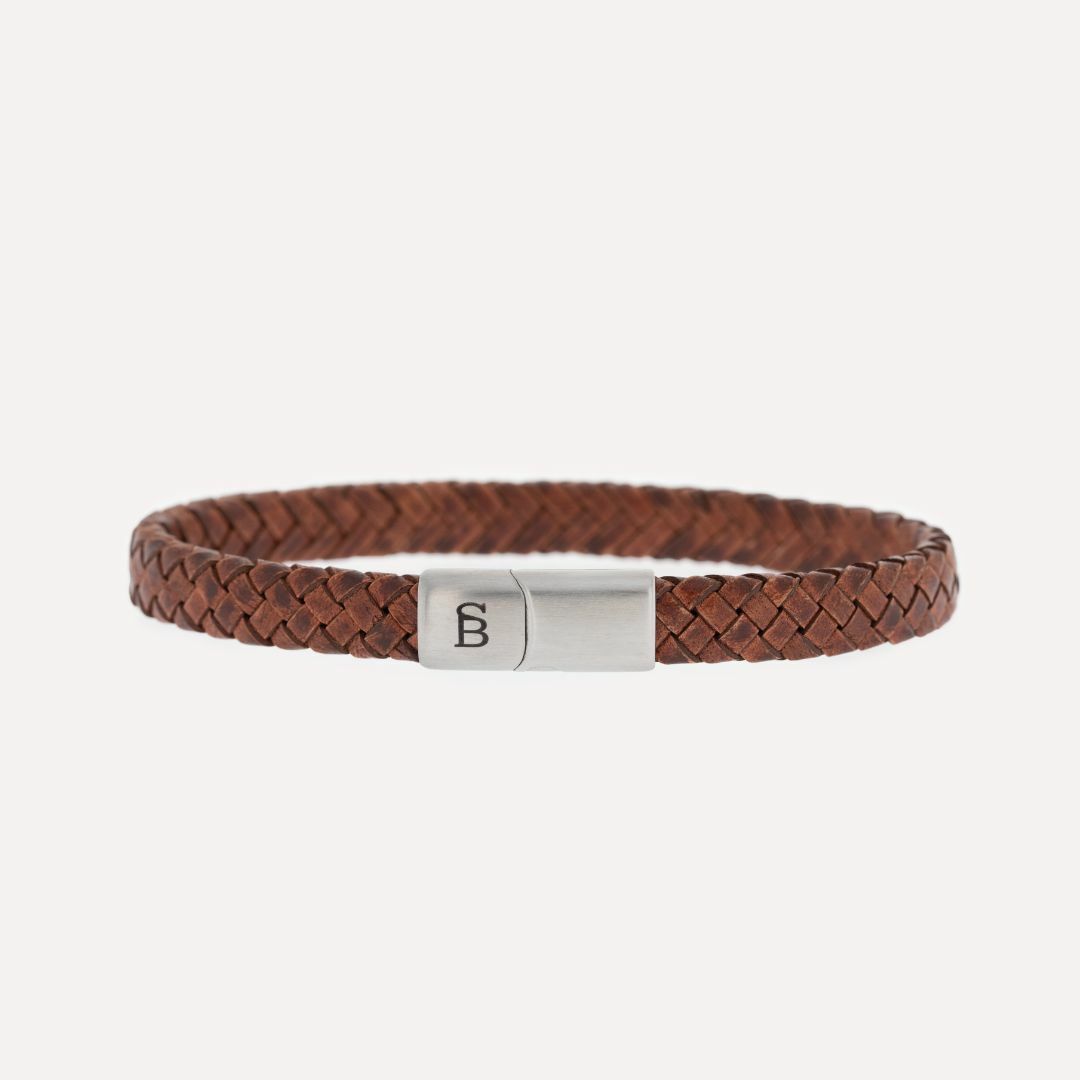 De Steel&Barnett Heren Armband Riley Caramel LBR/002 is een stijlvolle armband gemaakt van echt leer, met een bruine kleur. Deze armband verkruigbaar in small, medium en large is perfect voor een casual of chique look. Het beste te dragen als enkele armband of gecombineerd met andere accessoires voor een gelaagde uitstraling.