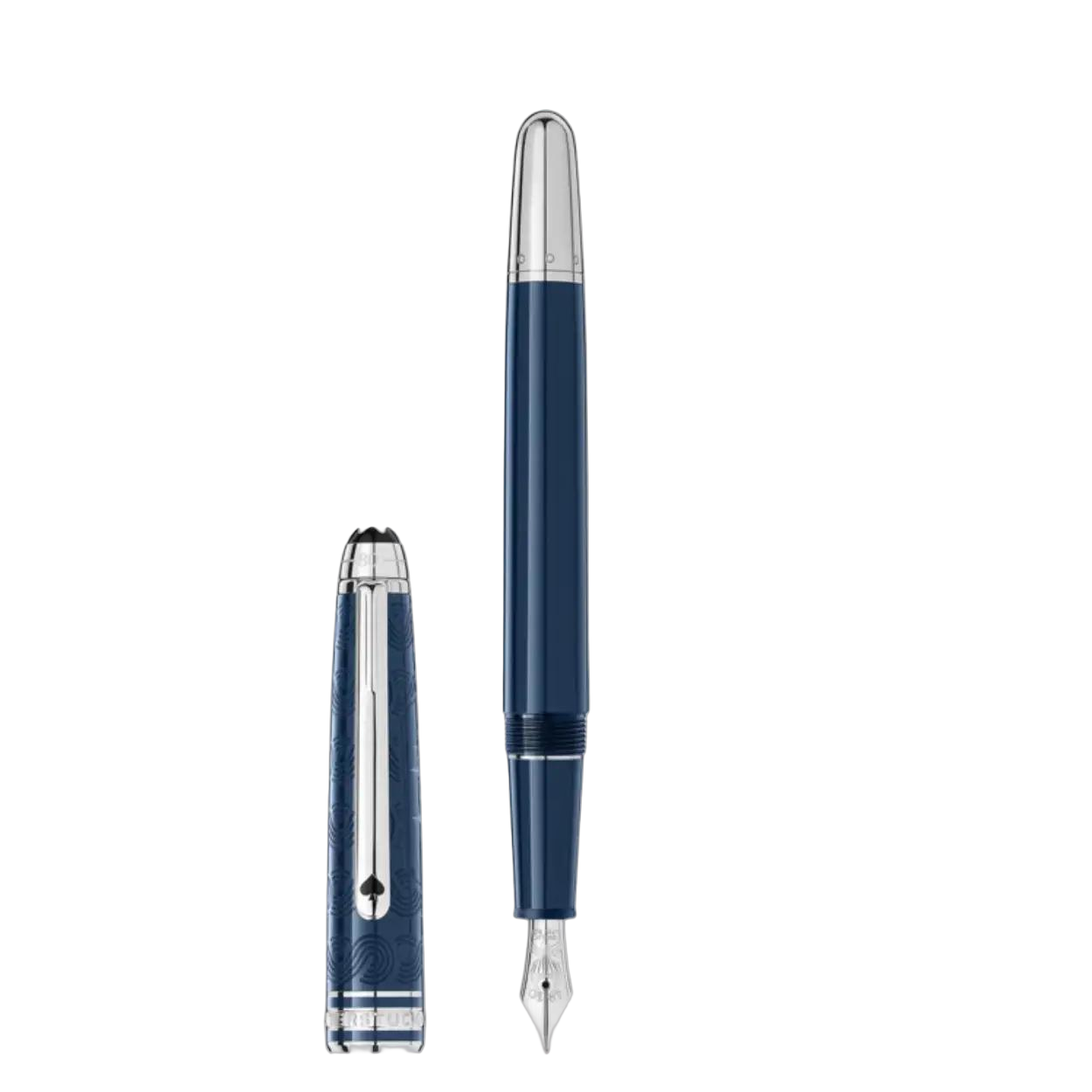 Deze Montblanc fountain pen behoort tot de Meisterstuck collectie en de Around the world in 80 days serie. Referentienumer: MB126344

De Montblanc Meisterstuck Around the World in 80 Days collection is gebaseerd op het beroemde boek van Jules Vernes. Deze klassieke blauwkleurige Fountain Pen is vooral gebaseerd op het eerste deel van het verhaal. De hoofdpersoon reist namelijk via stoomboot van Londen naar Bombay, over de Middelandse Zee en door het Suez kanaal. De dop van de pen is voorzien van sierelementen die terugkomen uit dit verhaal zoals de golven van de zee en de stoomboot. De punt van de dop is gegraveerd met de lengte van de reis namelijk 18 dagen van Londen naar Bombay en 80 dagen in totaal. 

Dit schrijfinstrument is afgemaakt met een handgemaakte 14K rodhium-gecoate punt, versierd met een gravering van de hete-luchtballon en de start- en einddatum van de reis.  

