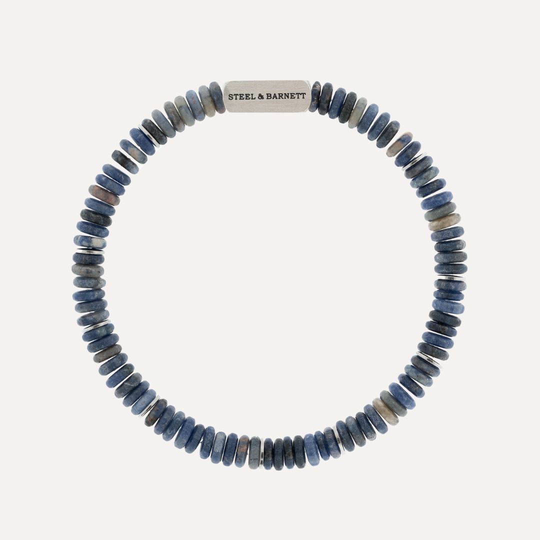 De Steel&Barnett Heren Armband Matt Sodalite SBTT/002 is een elegante herenarmband gemaakt van mat blauwe sodaliet. Verkrijgbaar in small, medium en large. Draag hem solo voor een subtiele look of combineer met andere armbanden voor een trendy stijl. Perfect voor elke gelegenheid!