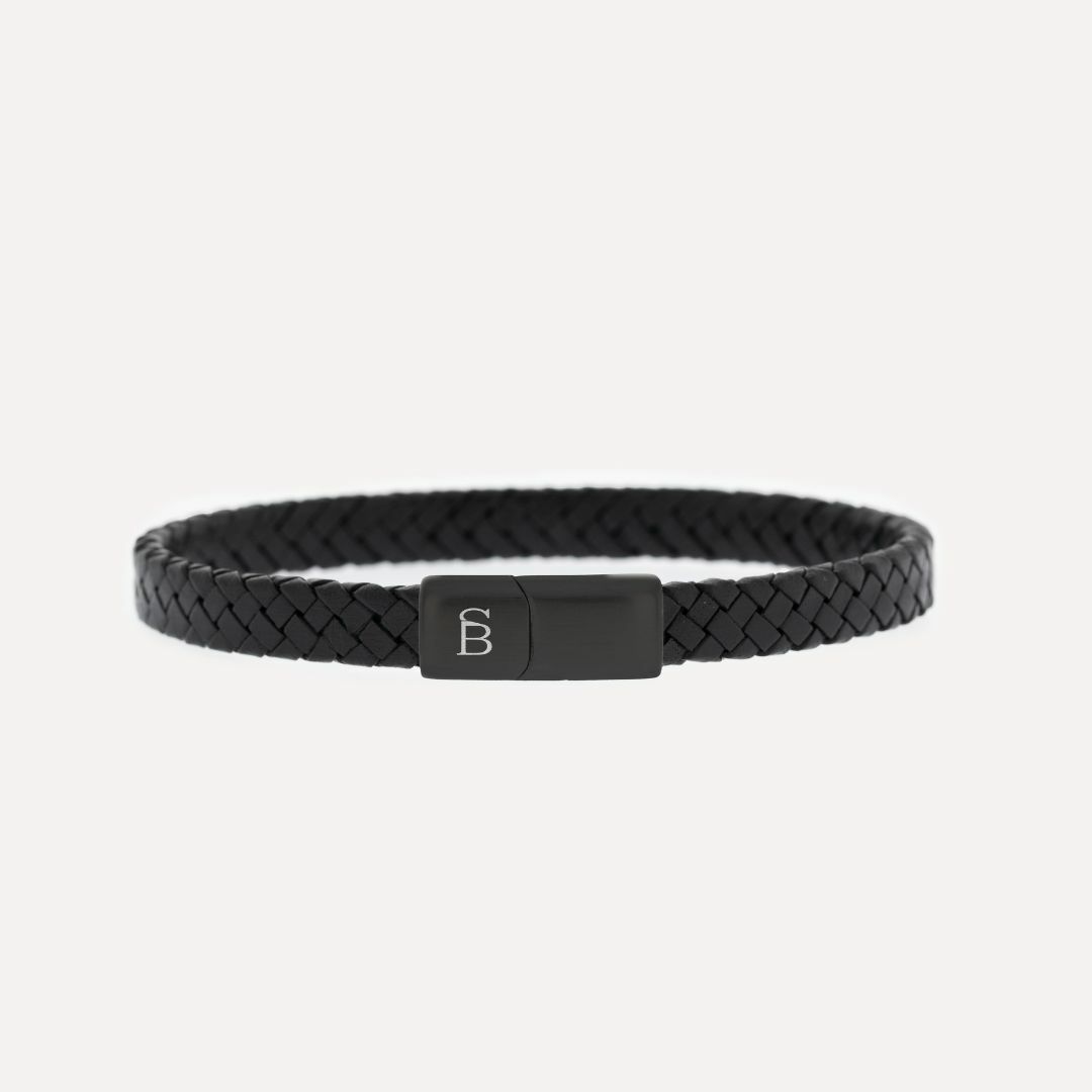 De Steel&Barnett Heren Armband Riley Black Edition is een stijlvolle herenarmband in een volledig zwarte uitgave. Verkrijgbaar in small, medium en large. Draag het solo voor een subtiele look of combineer met andere armbanden voor een gedurfde stijl. Perfect voor elke gelegenheid.