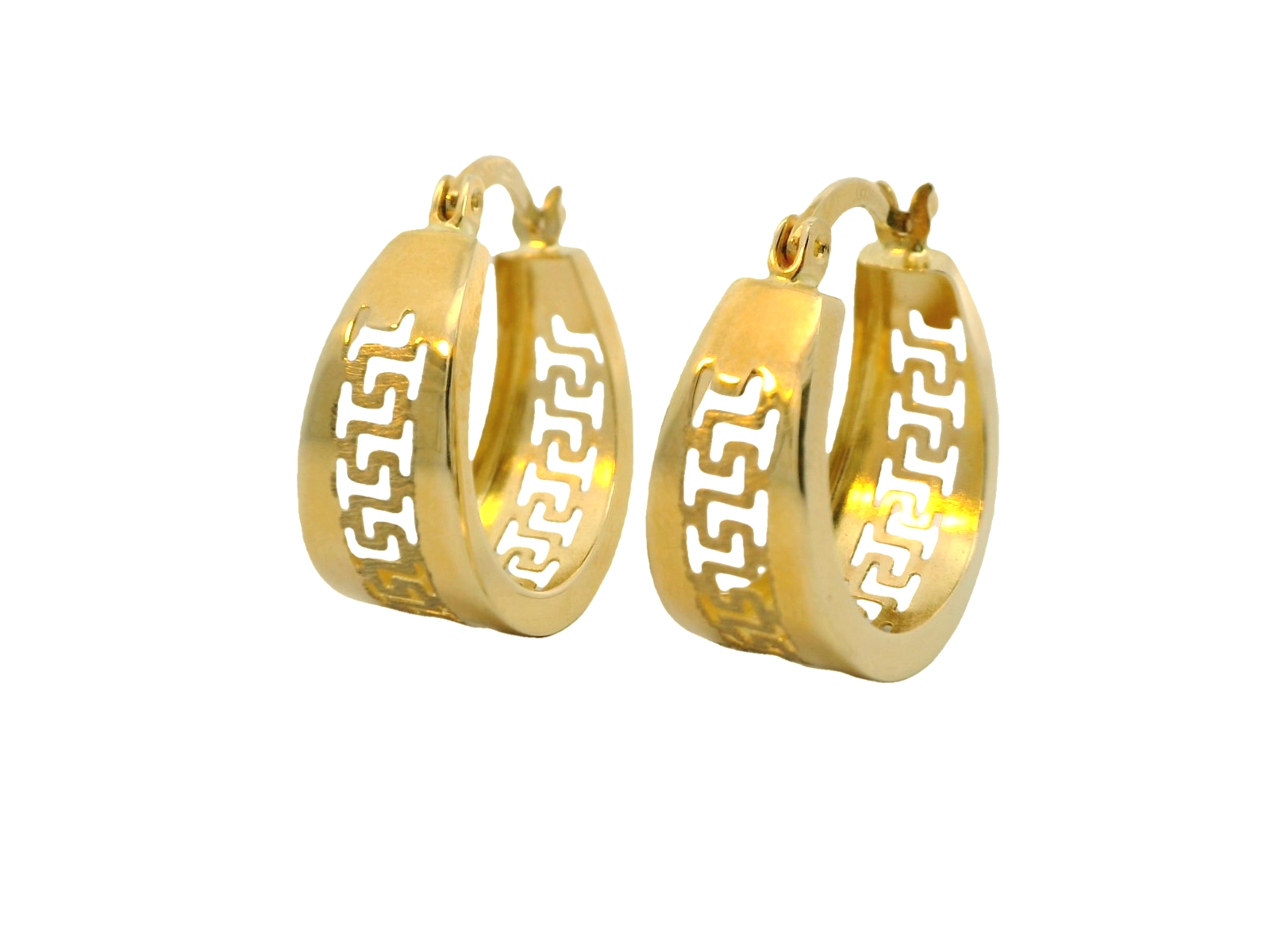 Deze elegante gouden oorringen (3.95 gr) hebben een uniek en verfijnd ontwerp met een uitgesneden Grieks sleutelpatroon. De combinatie van een gladde, gepolijste afwerking en de opengewerkte details geeft de oorbellen een stijlvolle en moderne uitstraling. De brede, licht gebogen vorm zorgt voor een stevige en comfortabele pasvorm. Dankzij de scharniersluiting zijn ze eenvoudig te dragen en veilig in gebruik. Perfect voor zowel dagelijks gebruik als speciale gelegenheden, deze oorbellen stralen tijdloze klasse en verfijning uit.