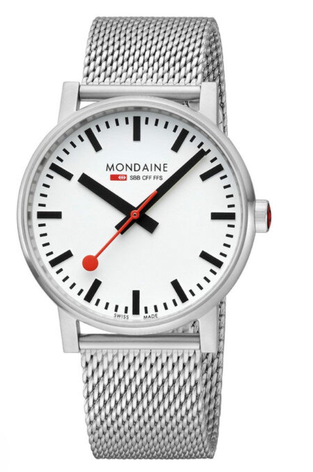 Dit Mondaine horloge kenmerkt zich door de zilverkleurige ronde kast met strakke rand. Op de witte wijzerplaat zijn de zwarte uur strepen en wijzers duidelijk zichtbaar. Als blikvanger heeft deze klok een rode secondewijzer, net als een stationsklok. Dit horloge heeft een zilverkleurige milanese band met druksluiting, een saffier glas en is 3 ATM. The Official Swiss Railway Watch. Gebaseerd op de officiële stationsklok van de Zwitserse spoorwegen, is 30 jaar geleden de horlogelijn onder het merk Mondaine opgezet. Zwitserse kwaliteitsuurwerken, net zo punctueel als de Zwitserse treinen. Een echte design klassieker met een unieke wijzerplaat en de wereldberoemde rode secondewijzer met bolletje. Herkenbaar uit duizenden.