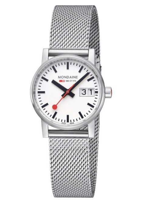 Dit Mondaine horloge kenmerkt zich door de zilverkleurige ronde kast met strakke rand. Op de witte wijzerplaat zijn de zwarte uur strepen en wijzers duidelijk zichtbaar. Als blikvanger heeft deze klok een rode secondewijzer, net als een stationsklok. Dit horloge heeft een zilverkleurige milanese band met druksluiting, een saffier glas en is 3 ATM. The Official Swiss Railway Watch. Gebaseerd op de officiële stationsklok van de Zwitserse spoorwegen, is 30 jaar geleden de horlogelijn onder het merk Mondaine opgezet. Zwitserse kwaliteitsuurwerken, net zo punctueel als de Zwitserse treinen. Een echte design klassieker met een unieke wijzerplaat en de wereldberoemde rode secondewijzer met bolletje. Herkenbaar uit duizenden.