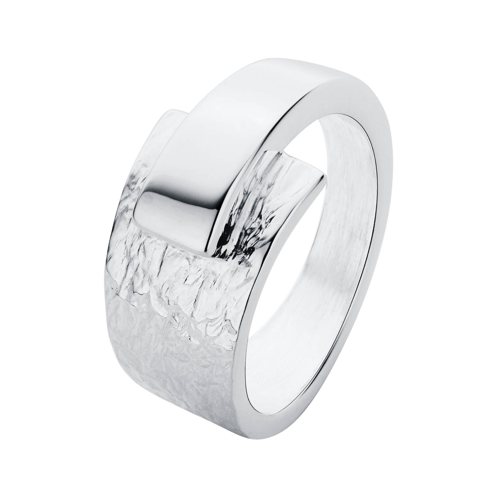 Een zilveren ring van Nol Sieraden, overslag met hamerslag motief en poli