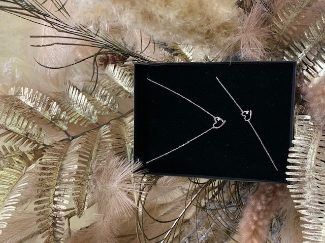 De CL874160-45 is een verfijnde ketting ontworpen voor het sieren van elke outfit. Als sieraad in de categorie "Jewel" biedt deze ketting een elegante uitstraling. Draag hem bij een avondjurk voor een glamoureuze look of als blikvanger bij casual kleding voor een stijlvolle touch. Ideaal voor elke gelegenheid.

