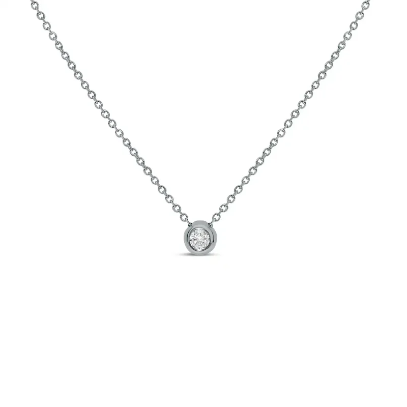 een 14 Krt witgouden Collier met ronde hanger waarin een diamant briljant geslepen 0.03 Crt G SI