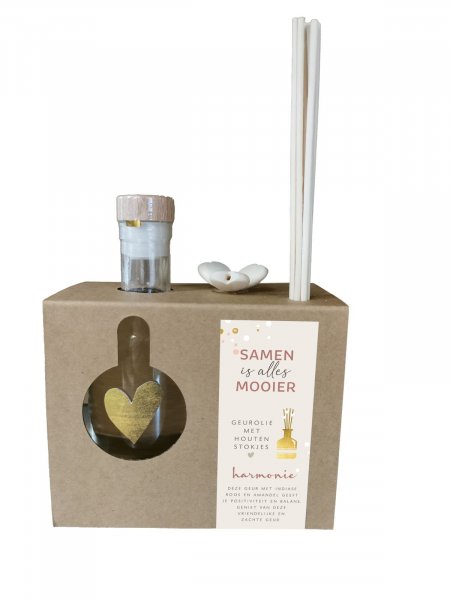 Geur is genieten!
Ontdek onze nieuwe collectie met geurolie.
Bij het flesje van 200 ml zitten geurstokjes waar je houten hartjes op kunt schuiven. De flesjes met geur zijn geschikt om in de woonkamer , badkamer, toilet, kledingkast, te plaatsen.