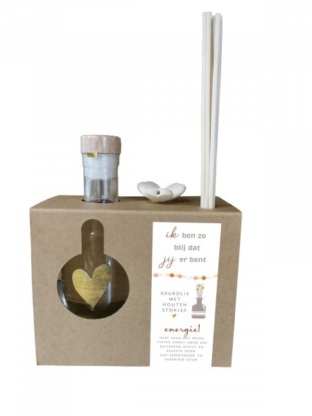 Geur is genieten!
Ontdek onze nieuwe collectie met geurolie.
Bij het flesje van 200 ml zitten geurstokjes waar je houten hartjes op kunt schuiven. De flesjes met geur zijn geschikt om in de woonkamer , badkamer, toilet, kledingkast, te plaatsen.