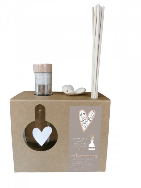 Geur is genieten!
Ontdek onze nieuwe collectie met geurolie.
Bij het flesje van 200 ml zitten geurstokjes waar je houten hartjes op kunt schuiven. De flesjes met geur zijn geschikt om in de woonkamer , badkamer, toilet, kledingkast, te plaatsen.