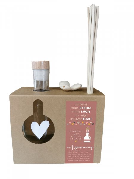 Geur is genieten!
Ontdek onze nieuwe collectie met geurolie.
Bij het flesje van 200 ml zitten geurstokjes waar je houten hartjes op kunt schuiven. De flesjes met geur zijn geschikt om in de woonkamer , badkamer, toilet, kledingkast, te plaatsen.