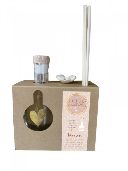 Geur is genieten!
Ontdek onze nieuwe collectie met geurolie.
Bij het flesje van 200 ml zitten geurstokjes waar je houten hartjes op kunt schuiven. De flesjes met geur zijn geschikt om in de woonkamer , badkamer, toilet, kledingkast, te plaatsen.