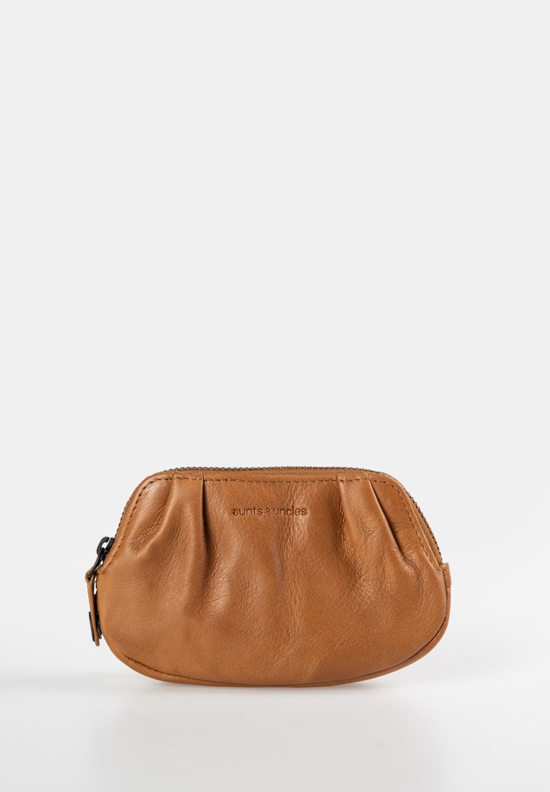De Aunts & Uncles sleuteletui Jacy Caramel (modelnummer 42220-1) is een stijlvolle en functionele accessoire, ideaal voor het veilig opbergen van sleutels en kaarten. Met zijn compacte ontwerp en kwalitatieve afwerking is het perfect om dagelijks mee te nemen. Draag het handig in je tas of jaszak voor gemakkelijke toegang tot je essentials.


Buitenafmeting:	
ca. 14 x 3,5 x 8,5 cm