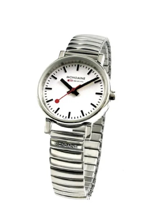 Dit Mondaine horloge kenmerkt zich door de zilverkleurige ronde kast met strakke rand. Op de witte wijzerplaat zijn de zwarte uur strepen en wijzers duidelijk zichtbaar. Als blikvanger heeft deze klok een rode secondewijzer, net als een stationsklok. Dit horloge heeft een zilverkleurige rekband, een saffier glas en is 3 ATM. The Official Swiss Railway Watch. Gebaseerd op de officiële stationsklok van de Zwitserse spoorwegen, is 30 jaar geleden de horlogelijn onder het merk Mondaine opgezet. Zwitserse kwaliteitsuurwerken, net zo punctueel als de Zwitserse treinen. Een echte design klassieker met een unieke wijzerplaat en de wereldberoemde rode secondewijzer met bolletje. Herkenbaar uit duizenden.