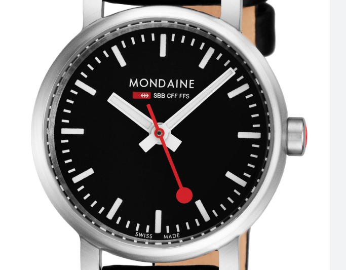 Dit Mondaine horloge kenmerkt zich door de zilverkleurige ronde kast met strakke rand. Op de witte wijzerplaat zijn de zwarte uur strepen en wijzers duidelijk zichtbaar. Als blikvanger heeft deze klok een rode secondewijzer, net als een stationsklok. Dit horloge heeft een zilverkleurige rekband, een saffier glas en is 3 ATM. The Official Swiss Railway Watch. Gebaseerd op de officiële stationsklok van de Zwitserse spoorwegen, is 30 jaar geleden de horlogelijn onder het merk Mondaine opgezet. Zwitserse kwaliteitsuurwerken, net zo punctueel als de Zwitserse treinen. Een echte design klassieker met een unieke wijzerplaat en de wereldberoemde rode secondewijzer met bolletje. Herkenbaar uit duizenden.