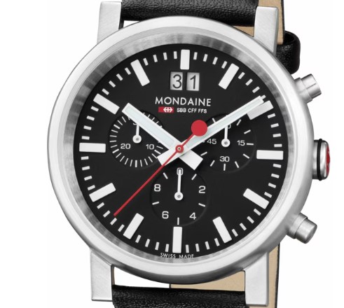 Dit Mondaine horloge kenmerkt zich door de zilverkleurige ronde kast met strakke rand. Op de witte wijzerplaat zijn de zwarte uur strepen en wijzers duidelijk zichtbaar. Als blikvanger heeft deze klok een rode secondewijzer, net als een stationsklok. Dit horloge heeft een zilverkleurige milanese band met druksluiting, een saffier glas en is 3 ATM. The Official Swiss Railway Watch. Gebaseerd op de officiële stationsklok van de Zwitserse spoorwegen, is 30 jaar geleden de horlogelijn onder het merk Mondaine opgezet. Zwitserse kwaliteitsuurwerken, net zo punctueel als de Zwitserse treinen. Een echte design klassieker met een unieke wijzerplaat en de wereldberoemde rode secondewijzer met bolletje. Herkenbaar uit duizenden.