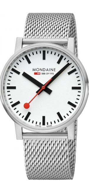 Dit Mondaine horloge kenmerkt zich door de zilverkleurige ronde kast met strakke rand. Op de witte wijzerplaat zijn de zwarte uur strepen en wijzers duidelijk zichtbaar. Als blikvanger heeft deze klok een rode secondewijzer, net als een stationsklok. Dit horloge heeft een zilverkleurige milanese band met druksluiting, een saffier glas en is 3 ATM. The Official Swiss Railway Watch. Gebaseerd op de officiële stationsklok van de Zwitserse spoorwegen, is 30 jaar geleden de horlogelijn onder het merk Mondaine opgezet. Zwitserse kwaliteitsuurwerken, net zo punctueel als de Zwitserse treinen. Een echte design klassieker met een unieke wijzerplaat en de wereldberoemde rode secondewijzer met bolletje. Herkenbaar uit duizenden.