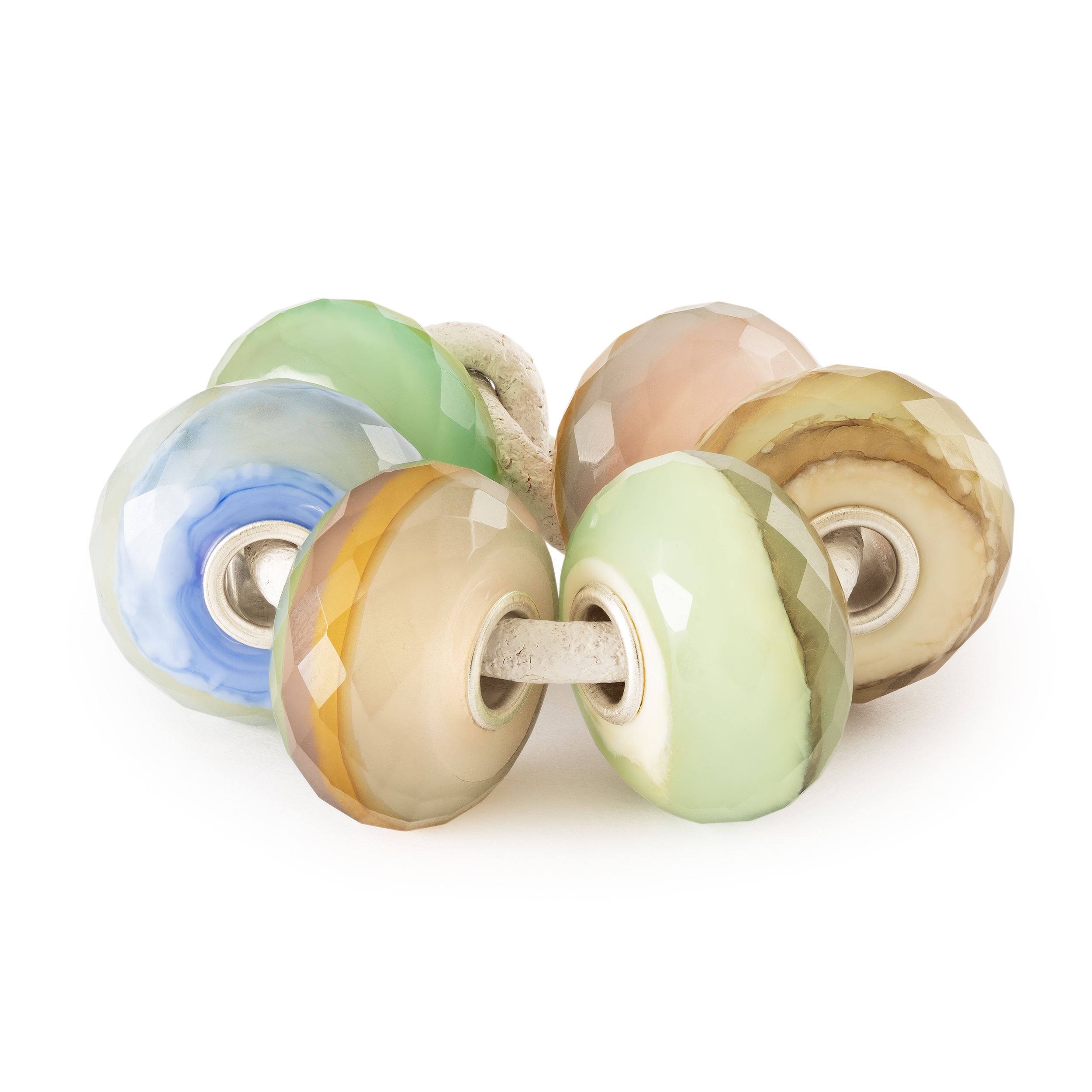 Glas glinstert als edelstenen in het water en houdt de kalme en stille kracht van de natuur vast. Deze set bestaat uit artikelnummers: Roze watersteen, Salie watersteen, Hazelnoot watersteen, Wilg watersteen, Lagune watersteen en Mos watersteen.