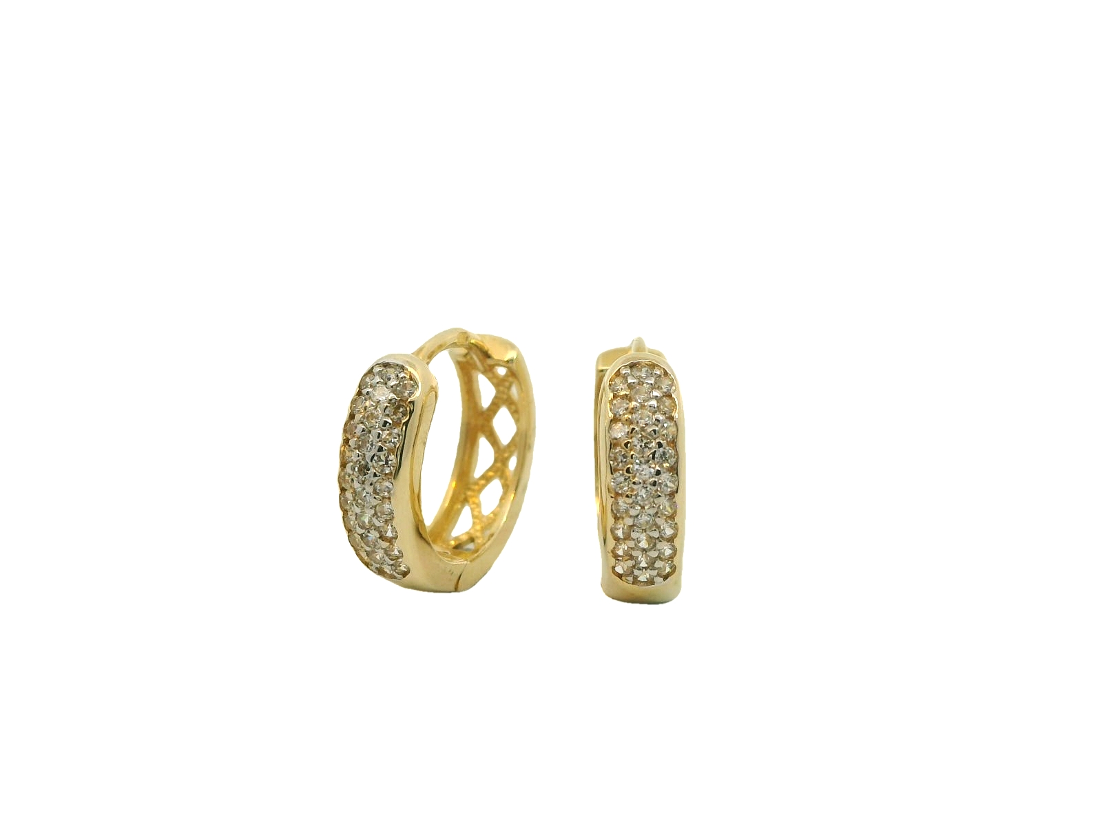 Dit is een elegante gouden oorbellen 14 karaat (3.53 gr) met een scharnierende sluiting. De oorbellen zijn versierd met meerdere kleine, fonkelende steentjes zirkonia, die in rijen zijn gezet voor een luxueuze uitstraling. De binnenkant van de oorbellen heeft een opengewerkt patroon, wat bijdraagt aan zowel het lichte gewicht als de verfijnde esthetiek. Dit type oorbel is stijlvol en tijdloos, perfect voor zowel alledaags gebruik als speciale gelegenheden.