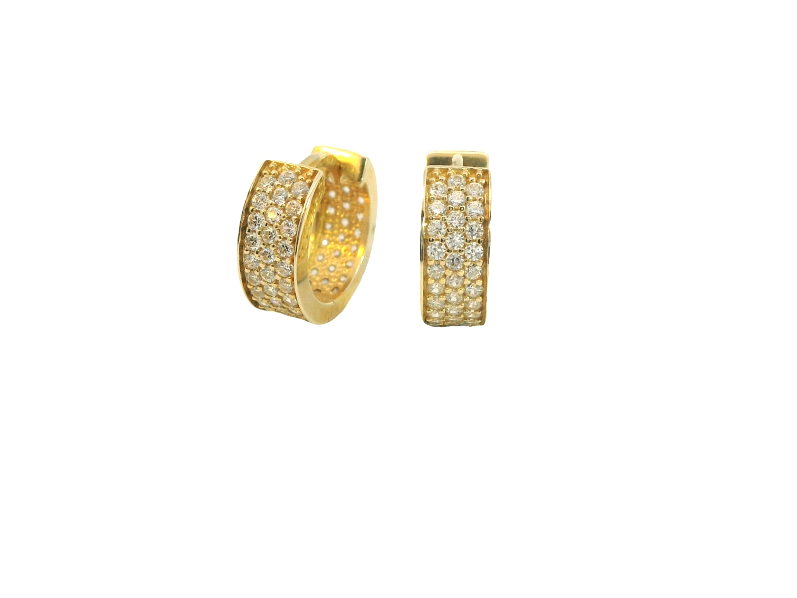 Deze prachtige geelgouden oorringen zijn elegant en tijdloos, perfect voor elke gelegenheid. Ze zijn vervaardigd uit hoogwaardig 14-karaats geelgoud (3.58 gr) en hebben een klassieke scharnierende sluiting voor comfortabel dragen. De voorkant van de oorringen is rijkelijk bezet met schitterende zirkonia-steentjes, die een prachtige glans en luxe uitstraling geven. Dankzij de subtiele, maar verfijnde afwerking combineren deze oorringen moeiteloos met zowel casual als chique outfits. Een schitterende toevoeging aan elke sieradencollectie!