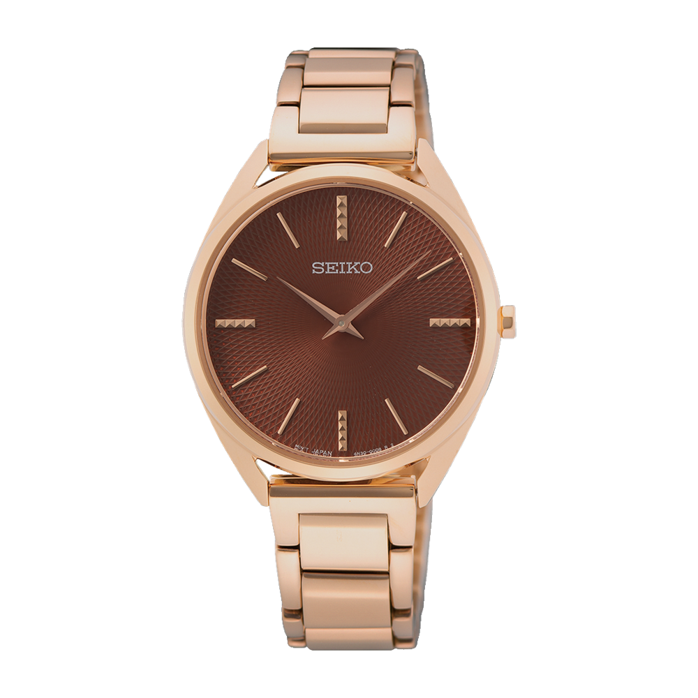 De Seiko SWR062P1 dameshorloge is een elegant polshorloge met een roestvrijstalen kast en band in roségoudkleur. Het horloge heeft een bruine wijzerplaat met streepindexen en analoge aanduiding. Het is niet voorzien van een datumfunctie en heeft mineraalglas. Draag dit stijlvolle horloge bij elke gelegenheid voor een verfijnde uitstraling.