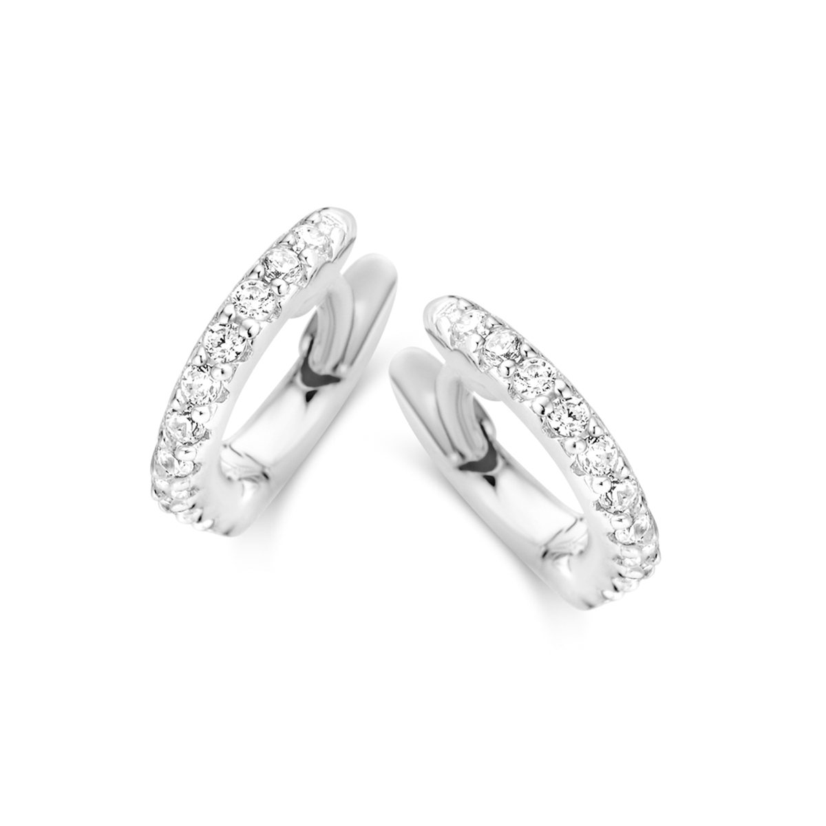 De Naiomy Verguld Zilveren Creolen met Zirkonia zijn prachtige oorringen met modelnummer B0M17. Deze sieraden zijn van het type creolen en hebben een afmeting van 9 mm. Perfect voor zowel dagelijks gebruik als speciale gelegenheden. Draag deze elegante creolen met opgestoken haar of een chique outfit om de schitterende zirkonia tot zijn recht te laten komen.
