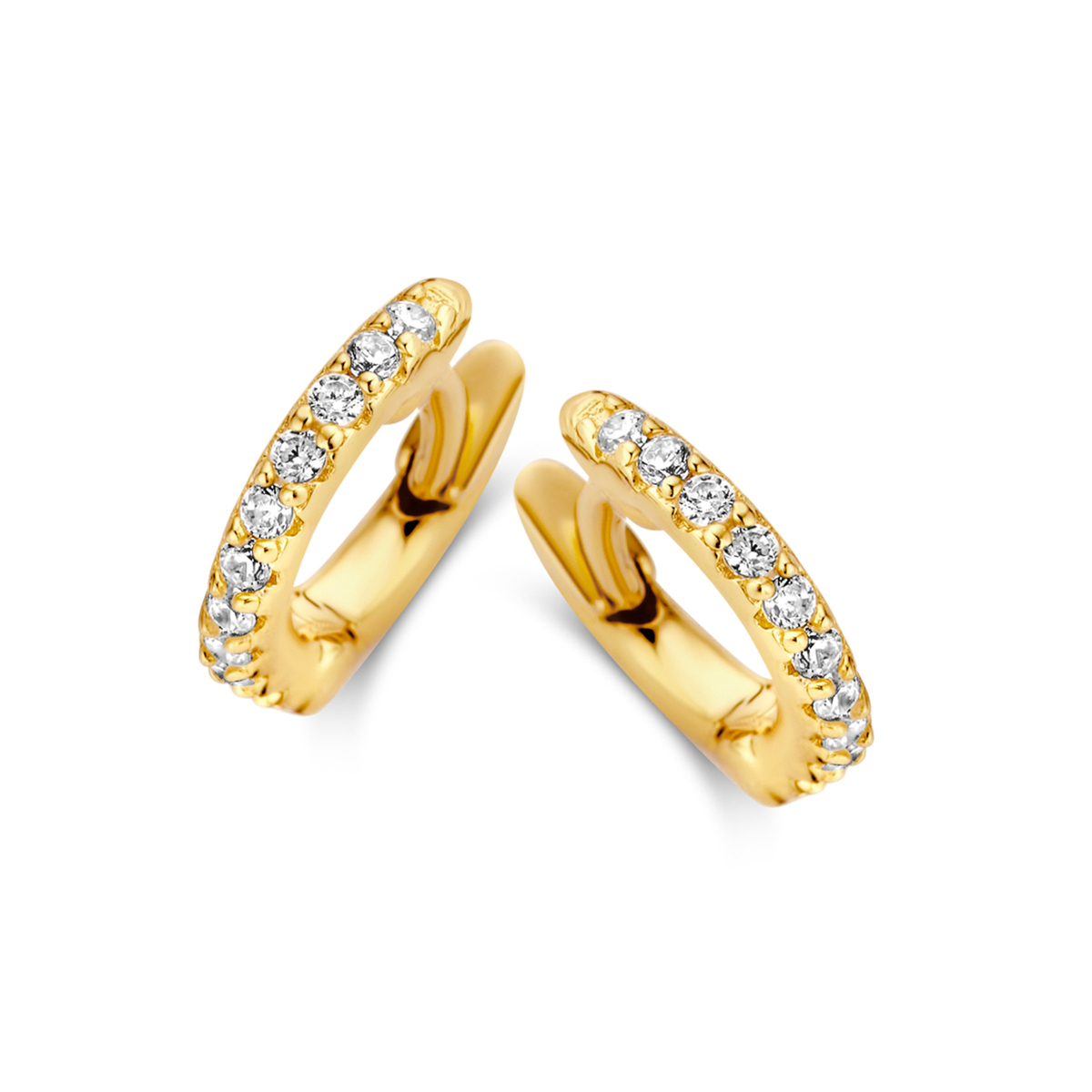 Deze Naiomy Verguld Zilveren Creolen met Steentjes bieden verfijnde elegantie met de vergulde afwerking en sprankelende steentjes. De diameter bedraagt 9mm en perfect voor zowel dagelijks gebruik als speciale gelegenheden. Draag ze met je haar opgestoken om de fonkelende details volledig tot hun recht te laten komen. Perfect voor elke sieradenliefhebber!