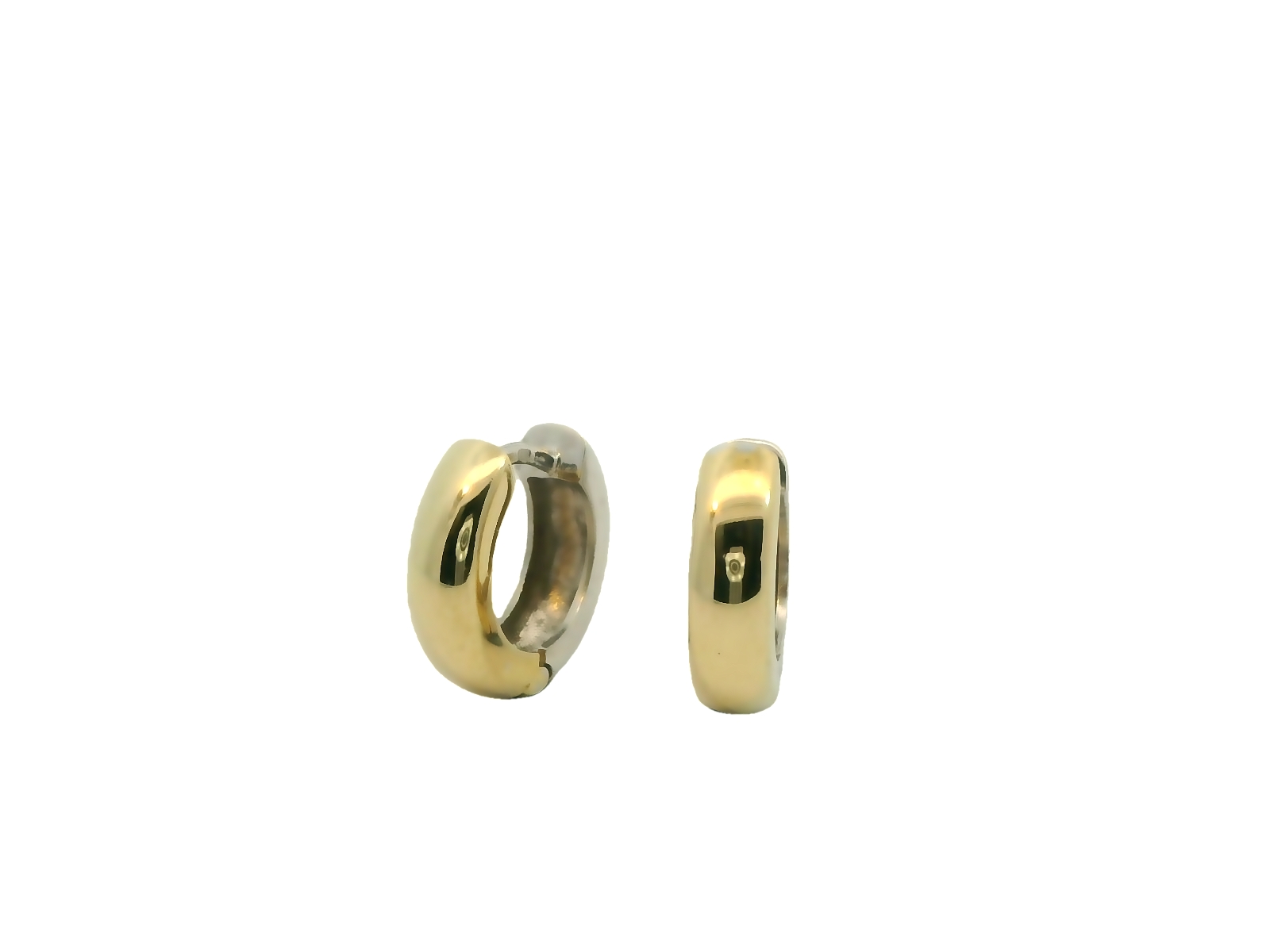 Deze prachtige bicolor huggie-oorringen zijn vervaardigd uit 14 karaat goud (3.52 gr) en combineren zowel geelgoud als witgoud voor een stijlvolle en moderne uitstraling. De oorringen hebben een ronde, volle vorm met een gepolijste afwerking, waardoor ze een luxe en tijdloze look krijgen. Dankzij de handige scharniersluiting zijn ze gemakkelijk in en uit te doen en blijven ze stevig op hun plaats.
Het bicolor ontwerp maakt deze oorbellen veelzijdig en perfect te combineren met zowel geel- als witgouden sieraden. Door het gebruik van 14 karaat goud zijn ze duurzaam en bestand tegen dagelijks dragen, terwijl ze toch een elegante en verfijnde uitstraling behouden. Ideaal voor zowel casual als formele gelegenheden, deze huggie-oorringen zijn een prachtige toevoeging aan elke sieradencollectie.