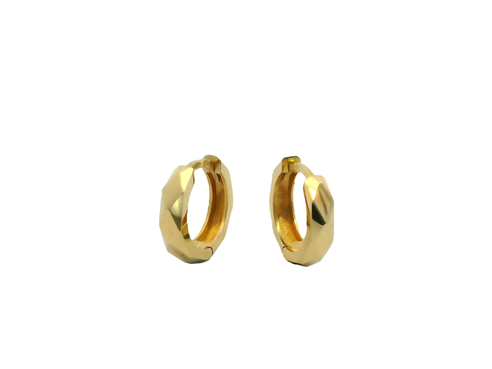 Deze prachtige 14 karaat geelgouden (2. gr ) huggie-oorringen hebben een elegant en tijdloos ontwerp. De oorringen kenmerken zich door hun unieke facetgeslepen afwerking, waardoor ze een speelse schittering krijgen bij elke beweging.
Dankzij de scharniersluiting zijn ze eenvoudig in en uit te doen en blijven ze stevig zitten. Het gebruik van hoogwaardig 14 karaat goud zorgt ervoor dat ze duurzaam en slijtvast zijn, ideaal voor dagelijks gebruik of speciale gelegenheden.

Met hun subtiele, maar luxueuze uitstraling vormen deze geelgouden huggies een stijlvolle toevoeging aan elke sieradencollectie en laten ze zich prachtig combineren met andere gouden sieraden.