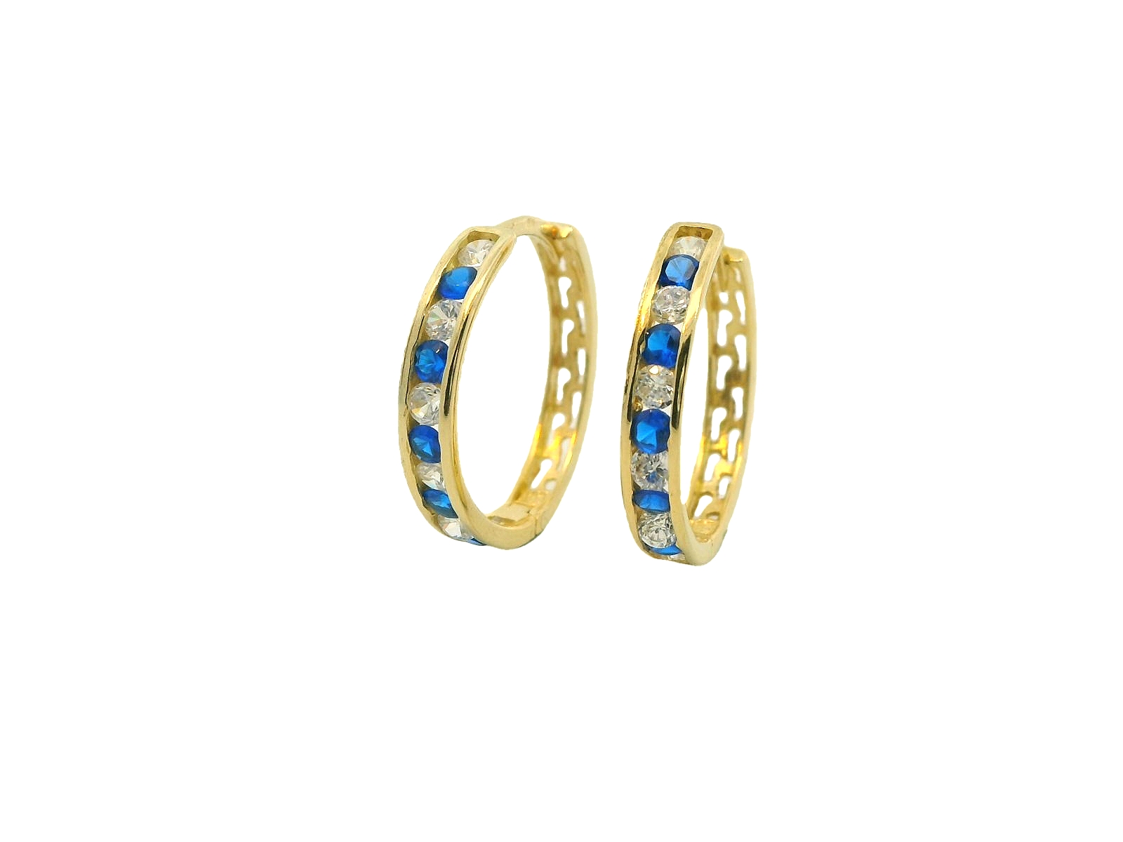 Deze elegante 14 karaat geelgouden (2.67 gr) oorringen stralen luxe en verfijning uit. Ze zijn bezet met schitterende zirkonia’s in een prachtige combinatie van helder wit en diepblauw, wat zorgt voor een stijlvolle en opvallende uitstraling.
Het opengewerkte ontwerp langs de zijkanten geeft de oorringen een lichte en verfijnde look, terwijl de stevige zetting ervoor zorgt dat de stenen veilig op hun plaats blijven. Dankzij de scharniersluiting zijn ze eenvoudig te dragen en bieden ze optimaal comfort.
Deze schitterende geelgouden oorringen met zirkonia zijn perfect voor zowel dagelijkse elegantie als speciale gelegenheden en vormen een prachtige aanvulling op elke sieradencollectie.