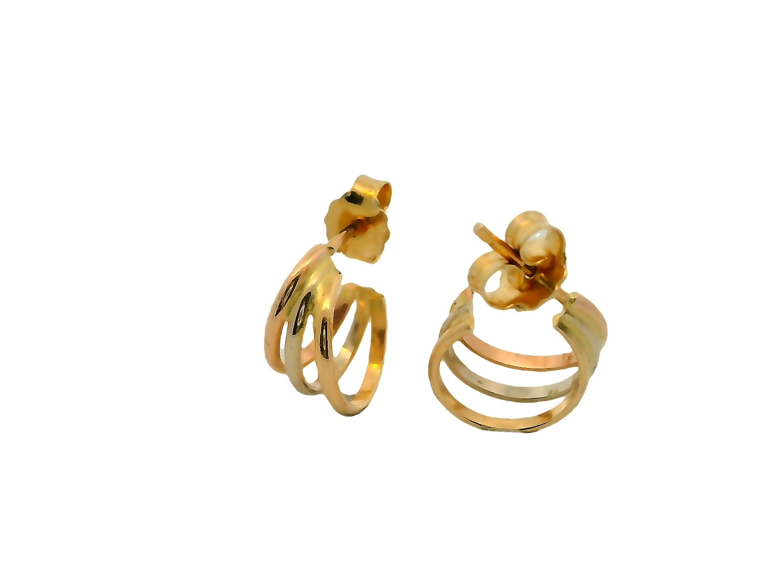 Deze prachtige tricolor gouden oorstekers zijn vervaardigd uit 14 karaat goud (2.71 gr) en hebben een elegant ontwerp met drie vloeiende lijnen in geelgoud, witgoud en rosegoud. De combinatie van deze drie goudtinten geeft de oorbellen een stijlvolle en veelzijdige uitstraling, perfect te combineren met verschillende sieraden.
Het tijdloze design maakt ze geschikt voor zowel dagelijkse elegantie als speciale gelegenheden. Dankzij de stevige steeksluiting zitten de oorbellen comfortabel en veilig. Deze tricolor oorstekers zijn een subtiele, maar luxe toevoeging aan elke sieradencollectie!