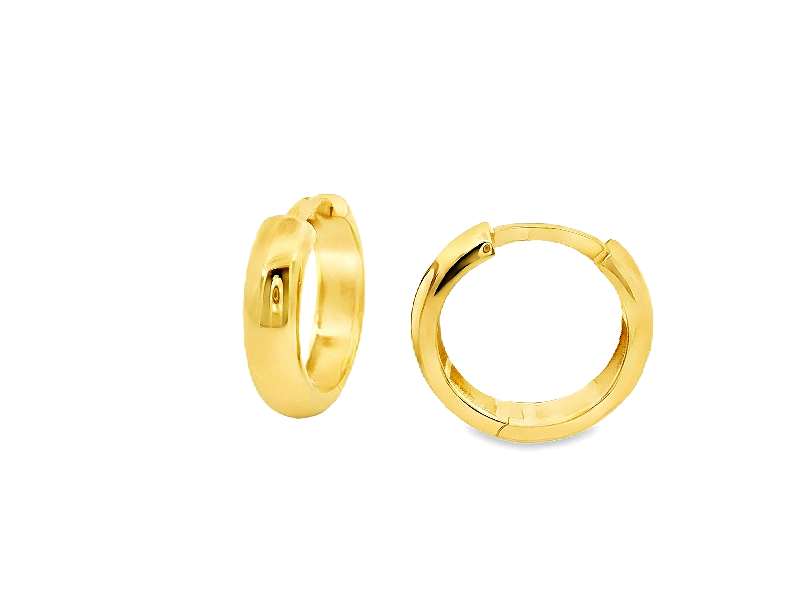 
Deze klassieke 14 karaat geelgouden oorringen hebben een strak en tijdloos ontwerp met een gladde en glanzende afwerking. Dankzij hun minimalistische uitstraling passen ze perfect bij elke gelegenheid, van dagelijks gebruik tot speciale momenten. De stevige sluiting zorgt voor comfortabel en veilig dragen. Een elegante en veelzijdige toevoeging aan elke sieradencollectie!