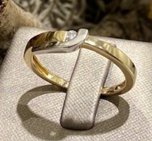14 Karaat geel met witgouden fantasie slagring met daarin 1 briljant van 0.03 crt H/SI-1.