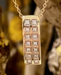 Fijn 14 karaat geel gouden anker collier 42 cm lang met daaraan en strakke  geel gouden hanger met 2 rijen pavé gezette fijne briljantjes. Totaal 0.09 crt H/SI-1.