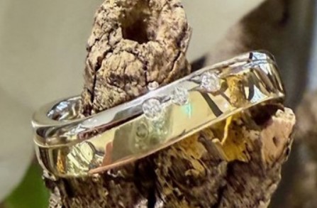14 Karaat geel met witgouden dames fantasie ring met daarin 0.03 crt briljant H/SI-1.