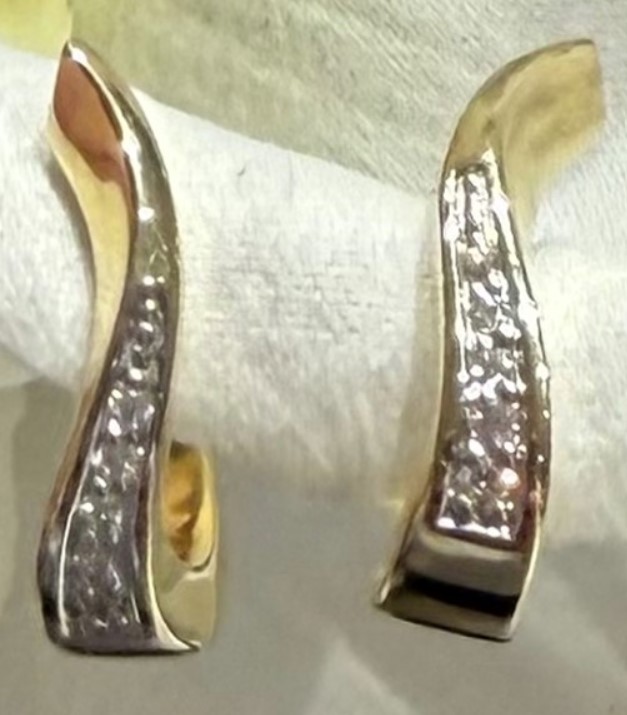 14 Karaat geel gouden oorringen met daarin pavé gezet 0.07 crt briljant H/SI-1.