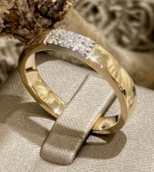 14 Karaat geel gouden strakke band ring massief met daarin totaal 0.16 crt briljant H/SI-1.
