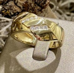 14 Karaat mooie volle geel gouden Cross Over ring met 3 rail lijnen met totaal 0.18 crt briljant H/SI-1.