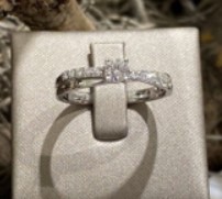 14 Karaat witgouden solitair ring met zijstenen. Cross Over model met totaal 0.40 crt briljant H/SI.1