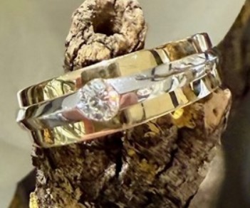 14 Karaat geel met witgouden dames ring met daarin een 0.20 crt grote briljant G/VVS1.