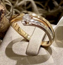 14 Karaat geel- met witgouden fantasie slagring met daarin een briljant van 0.21 crt G/VVS1. 