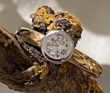 14 Karaat geel met witgouden solitair ring met 0.36 crt H/SI briljant in een donut zetting.